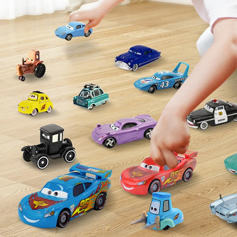 Auto da Corsa in Metallo Disney Cars. Collezione Personaggi 1:55